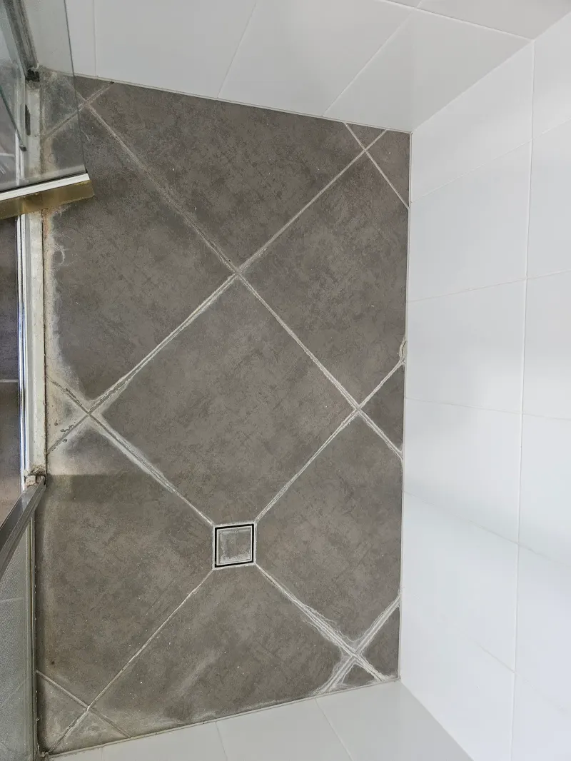 Light grey shower floor and drain